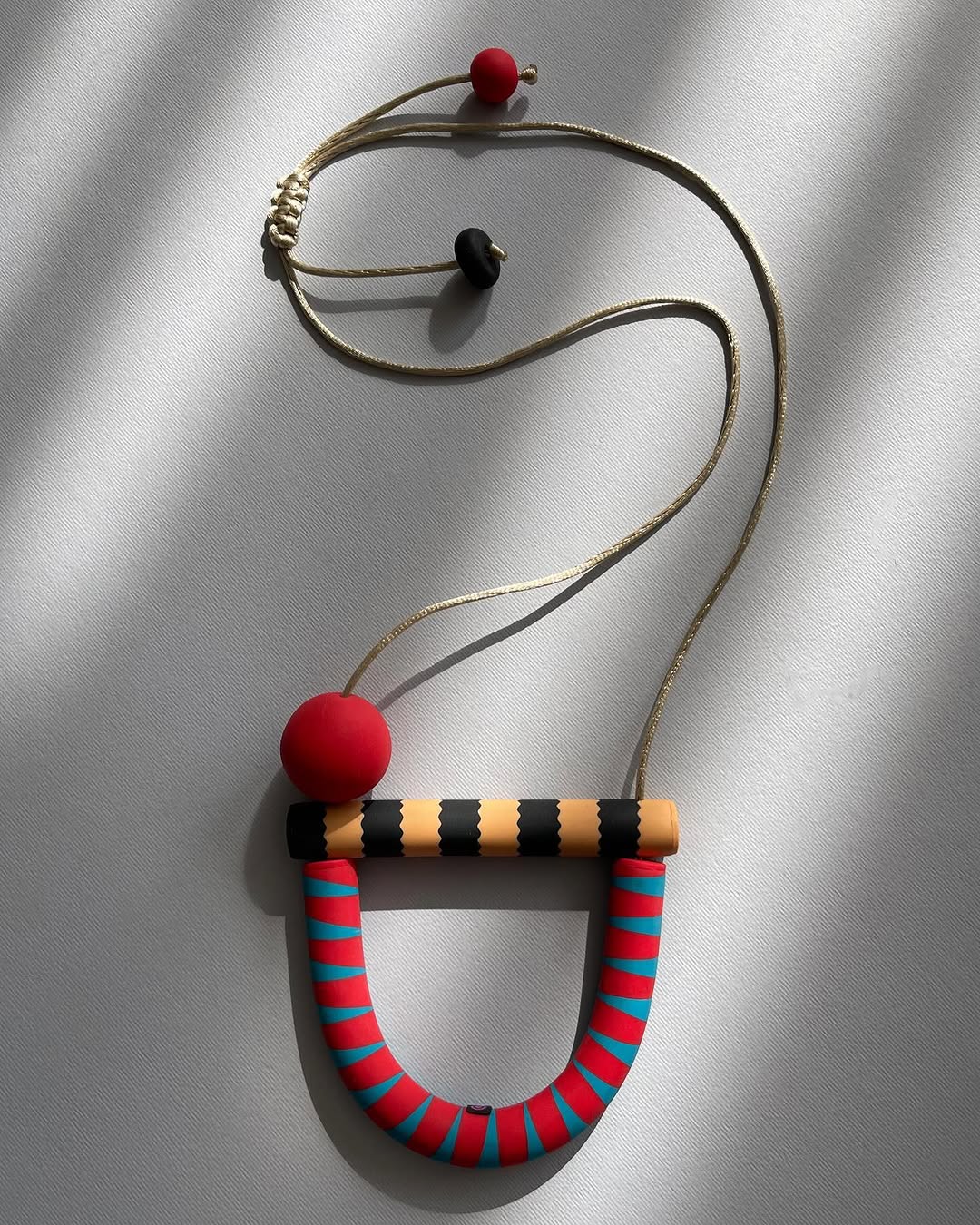 گردنبند بی‌وزنی طرح راه راه